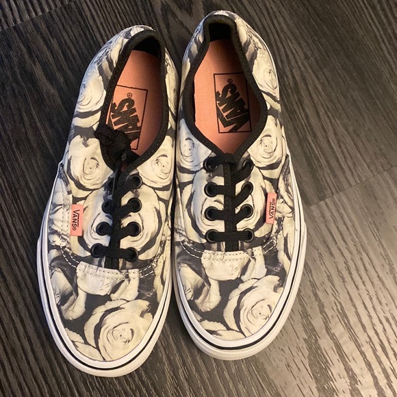 🍍 VANS AUTHENTIC DIGI ROSES SNEAKERS 🍍WOMEN 5.5/MEN 4.0🍍 - Picture 1 of 3